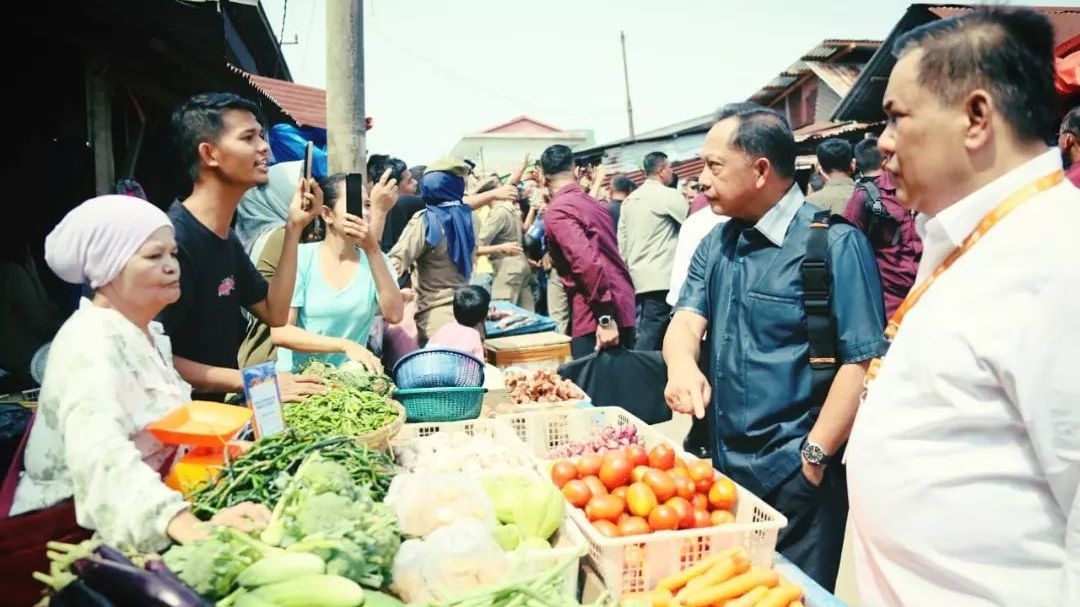 Eks Kapolri Panas-panasan Turun ke Pasar, Penampilannya Necis Bikin Salfok