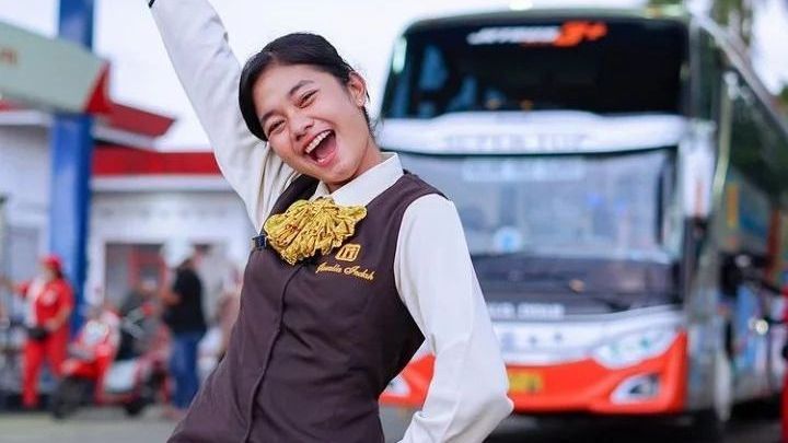 10 Potret Cantik Pramugari Bus, Tak Lupa Pose Menawan di Tengah Kesibukan Layani Penumpang