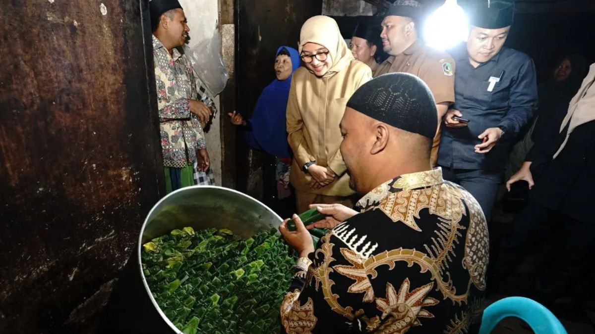 Mengunjungi Surga Lontong di Banyuwangi, Warga Kompak Bikin Puluhan Ribu Lontong Omzetnya Capai Rp42 Juta per Hari