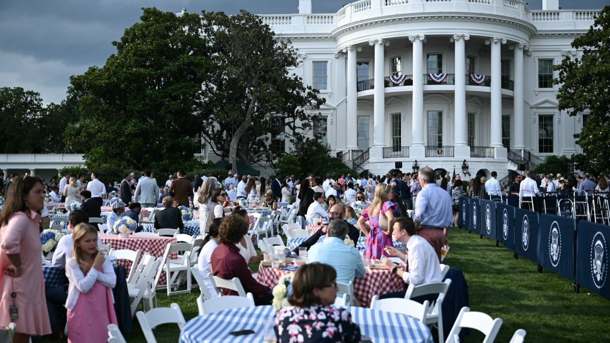 FOTO: Sambut Musim Panas, Presiden Joe Biden Gelar Piknik Bareng Para Pejabat AS dan Keluarganya di Halaman Gedung Putih