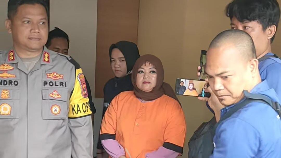 Berbaju Tahanan, Penampakan Bidan ZN Tersangka Malapraktik Saat Dilimpahkan ke Kejaksaan