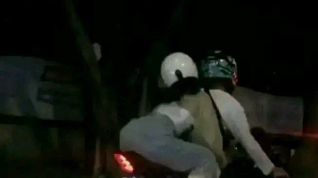 Posenya Bikin Geleng-Geleng Kepala, Ini 10 Potret Pengendara Motor yang Berboncengan dengan Pacarnya