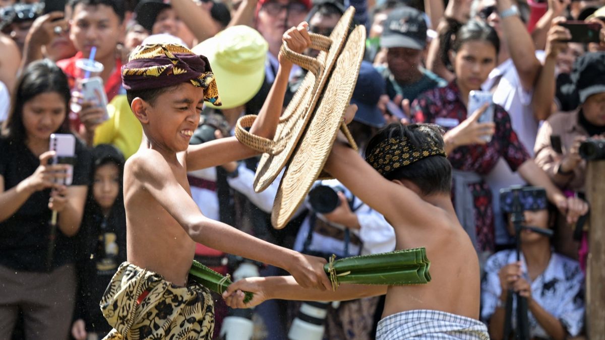 FOTO: Keseruan Perang Pandan, Tradisi Unik Warga Tenganan Bali untuk Hormati Dewa Perang