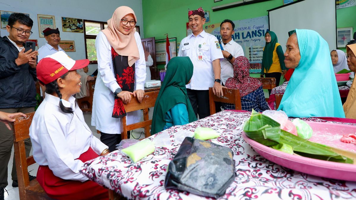 Ke Bunga Desa, Bupati Ipuk Tinjau Sekolah Lansia