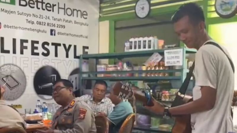 Sambil Seruput Kopi, Jenderal Polisi Asyik Menikmati Lagu Pengamen Bareng Anggota dan Warga