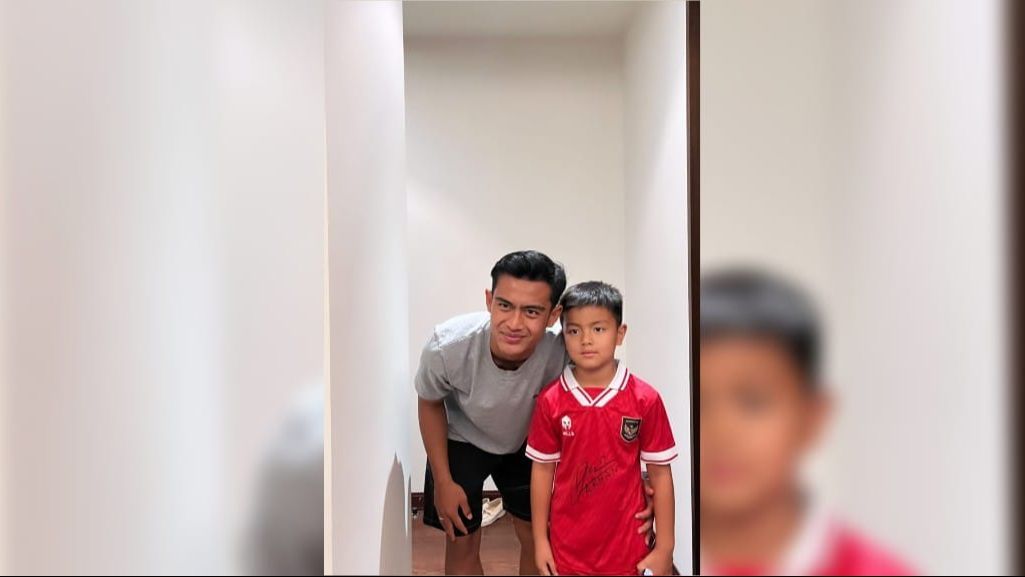 Ngefans sama Pratama Arhan, Begini Ekspresi Magika Anak Nia Ramadhani Foto Bareng Idola