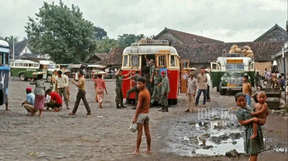 10 Potret Bus Lawas di Era 60 hingga 70-an, Serba Apa Adanya Tapi Desainnya Garang