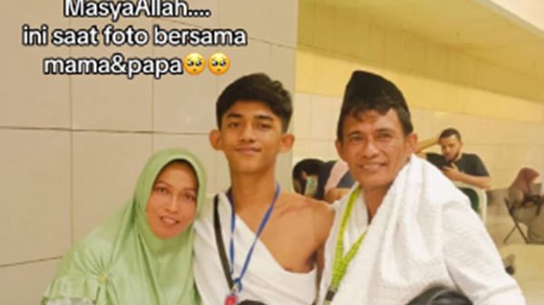 Keajaiban di Tanah Suci, Ayah dan Ibu Ini Bertemu Sosok Mirip Mendiang Anaknya saat Umrah, Foto Bareng sambil Terharu