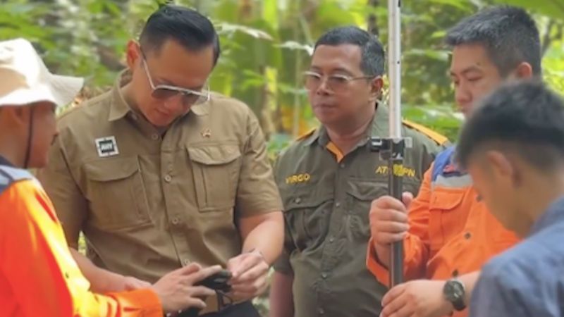 Menteri AHY jadi Saksi Pengukuran Tanah Warga, Outfitnya Justru jadi Perbincangan