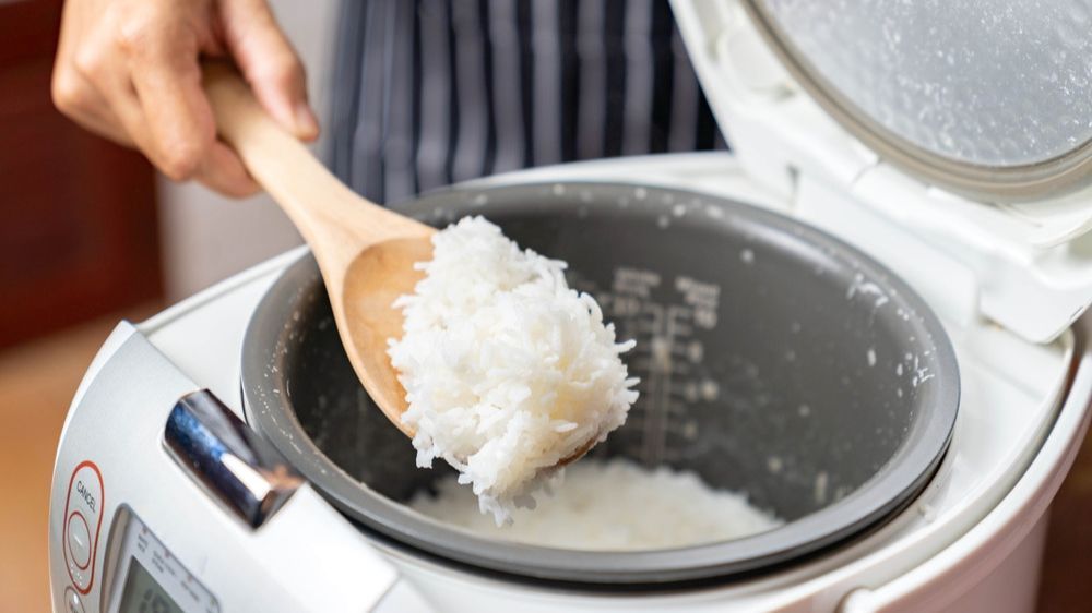 Cara Memasak Nasi di Rice Cooker Agar Pulen dan Tahan Lama, Cukup Tambahkan 2 Daun Ini