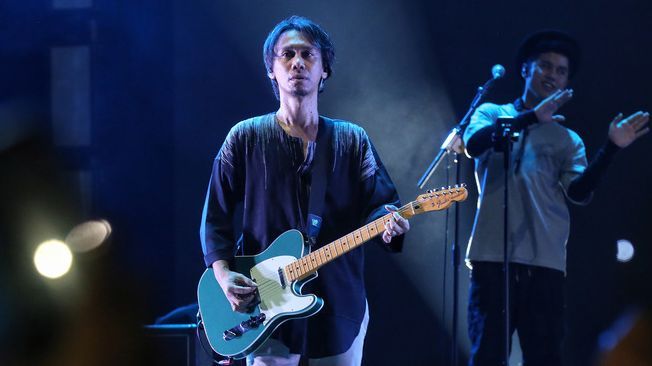 Gitar Kesayangan Eross Sheila on 7 Dilelang untuk Donasi ke Palestina