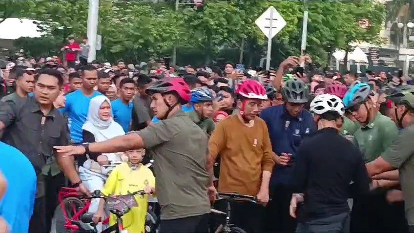 Momen Presiden Jokowi, Iriana hingga Jan Ethes Bersepeda di Bundaran HI