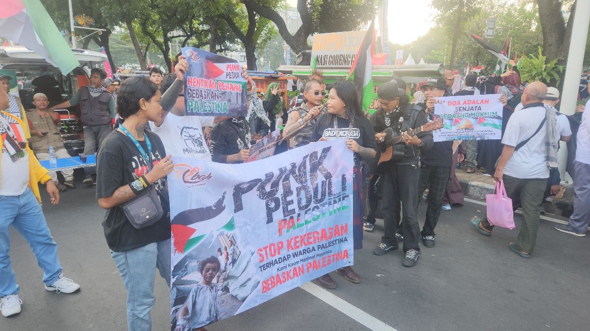 Tampil Nyentrik, Sejumlah Anak Punk Ikut Aksi Bela Palestina di Patung Kuda Jakpus