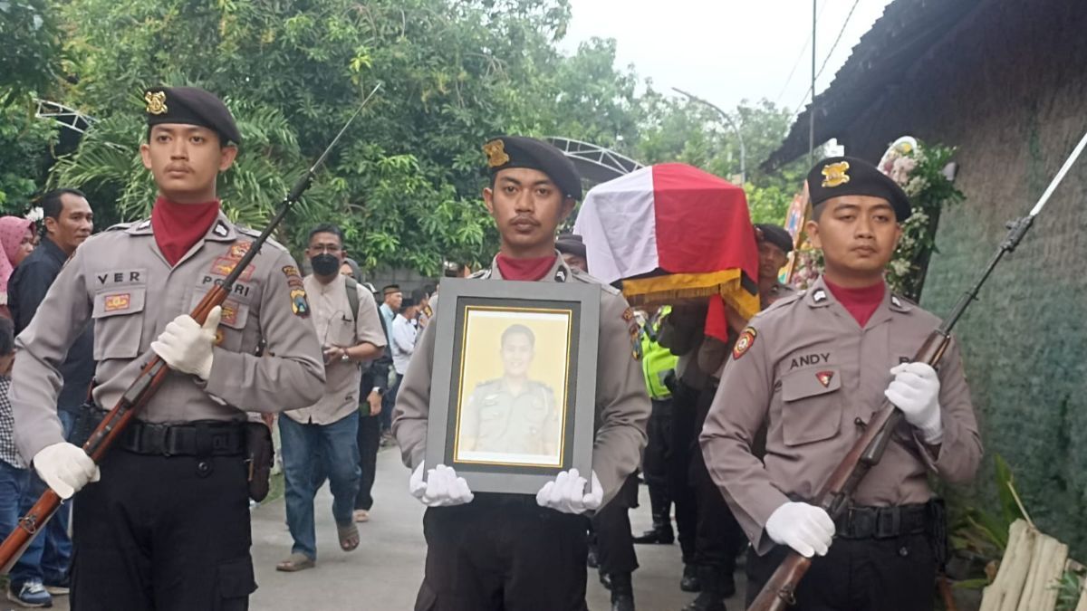 Pemakaman Polisi yang Tewas Dibakar Istrinya yang Juga Polisi Diiringi Isak Tangis Keluarga