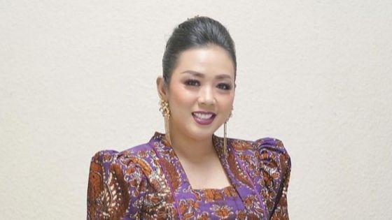 8 Foto Gaya Outfit Batik Soimah yang Buktikan Bahwa Kain Tradisional Bisa Tetap Fashionable!