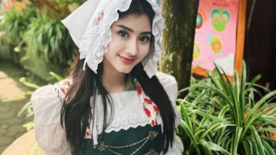 Pangku Buaya, 8 Foto Cantik Ghea Youbi Kenakan Baju Khas Belanda