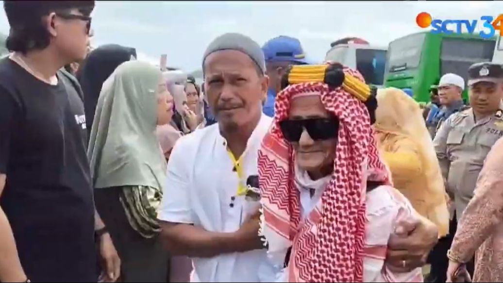 Sampai di Kampung Halaman, Jemaah Haji di Sulawesi Barat Tampil dengan Gaya Nyentrik