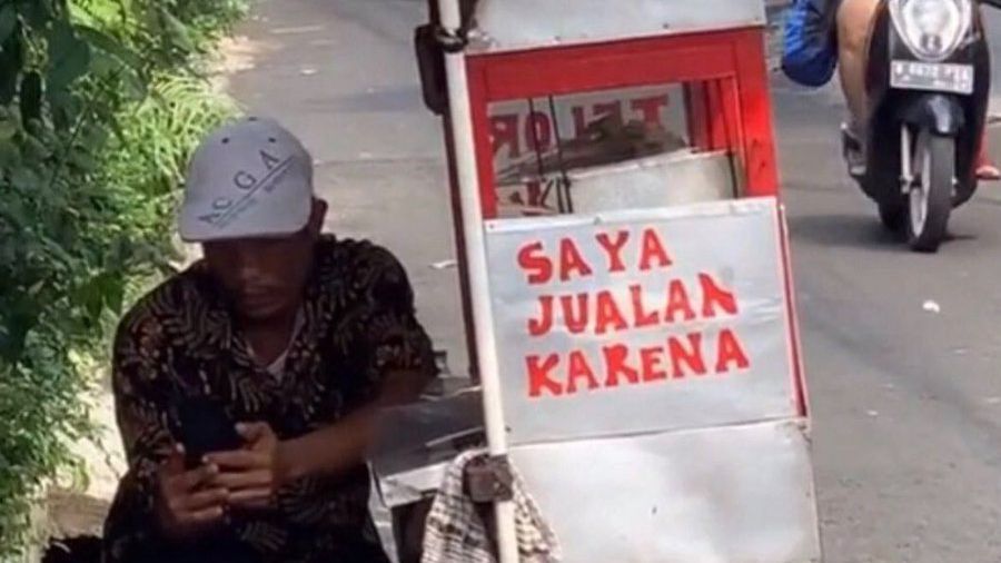 10 Potret Pedagang Kaki Lima yang Bikin Ngakak, Ada Aja Jargonnya!