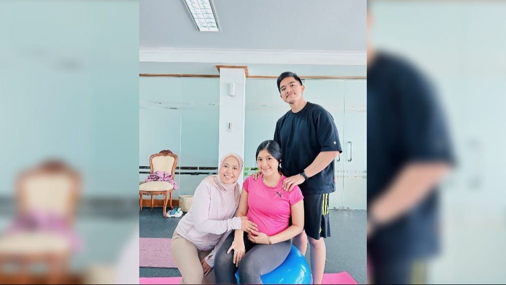 7 Potret Erina Gudono saat Jalani Prenatal Yoga Bersama Kaesang, Potret Cantik Bumil Bikin Salfok