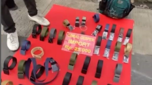 Bos Jalan Tol Tak Gengsi Beli Ikat Pinggang di Pinggir jalan Seharga Rp25 Ribu