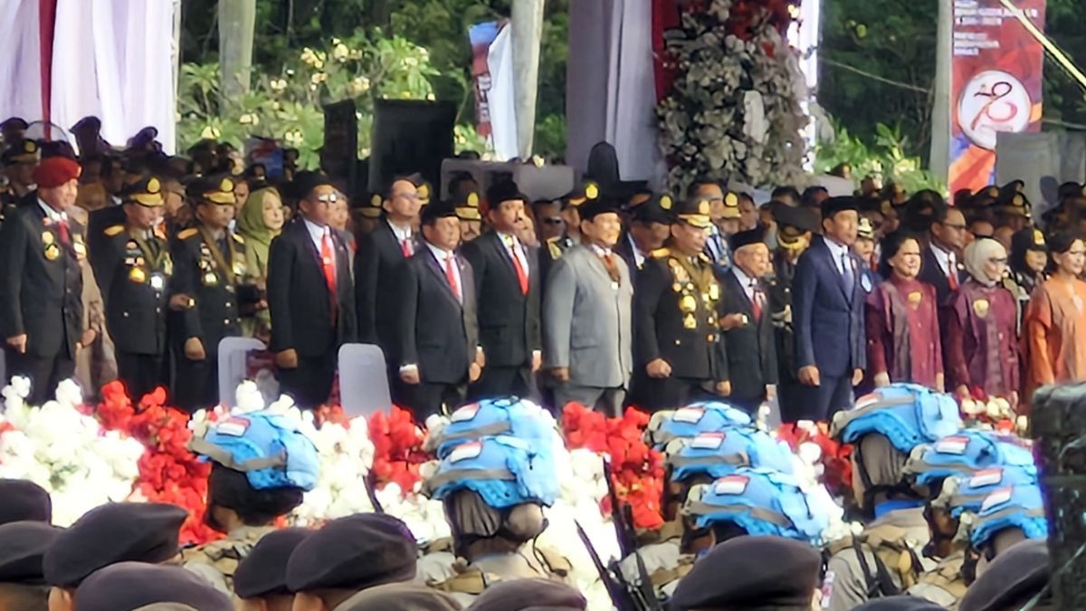 Momen Jokowi Sapa Prabowo Sebagai Presiden Terpilih di HUT Bhayangkara