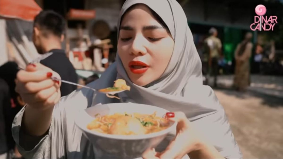 Selain Kurban Sapi Dua Ekor, Dinar Candy Traktir Bakso Orang-orang Kampung Satu Gerobak Bikin Heboh