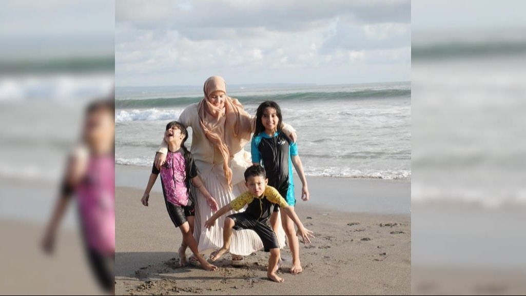 10 Momen Natasha Rizky Liburan Bareng Anak-anak, Seru Banget Main di Pantai