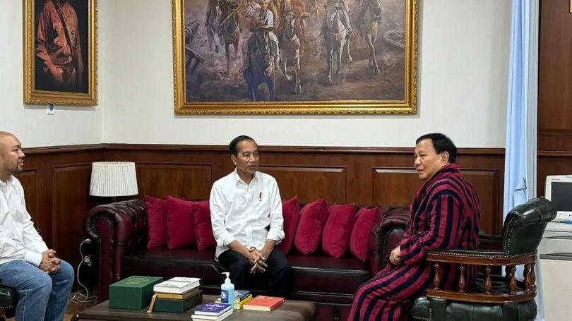 Berdiri dengan Jokowi saat HUT Bhayangkara ke-78, Prabowo Buktikan Kakinya Sudah Fit Pascaoperasi