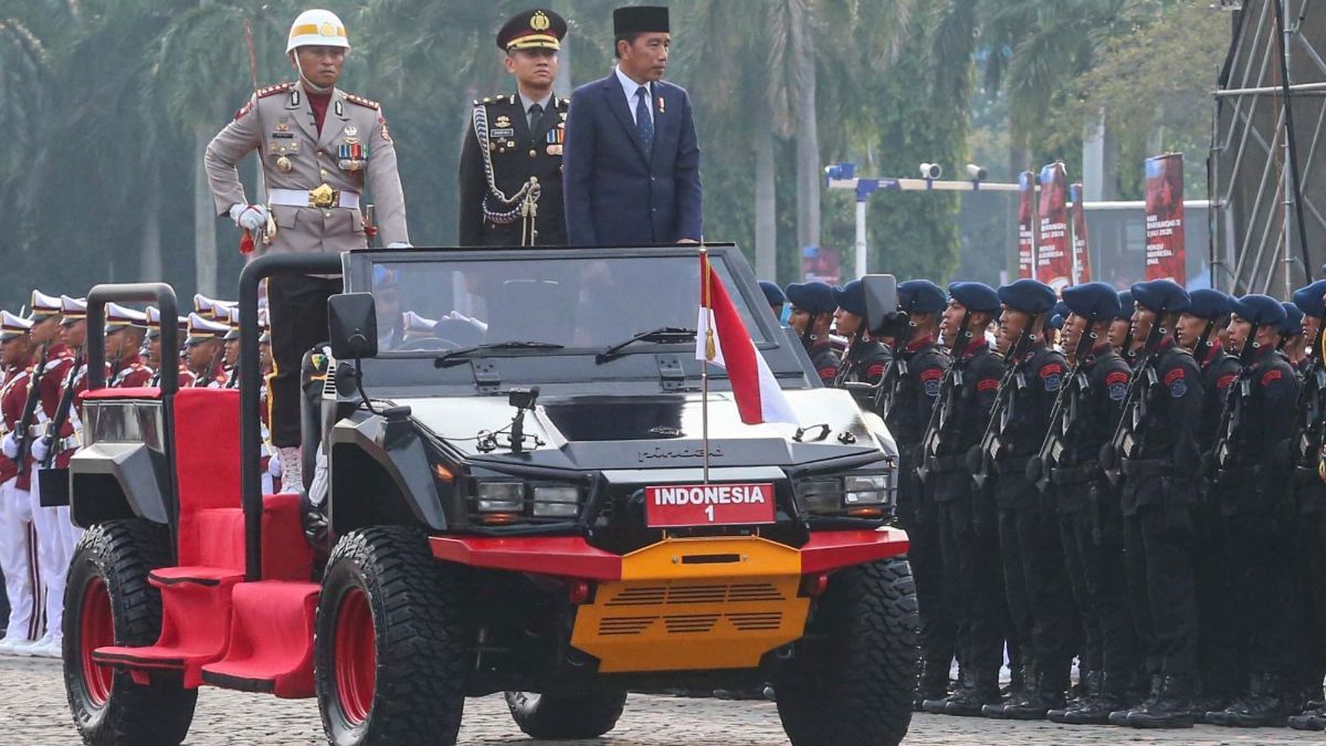 FOTO: Gagah Jokowi Naik Maung Pindad Keliling Monas Periksa Pasukan di Puncak HUT ke-78 Bhayangkara