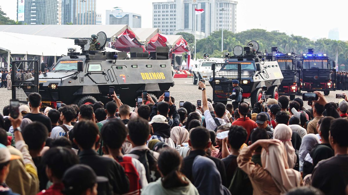 FOTO: Reaksi Masyarakat Antusias Menyaksikan Parade dan Defile Pasukan Polri di HUT ke-78 Bhayangkara