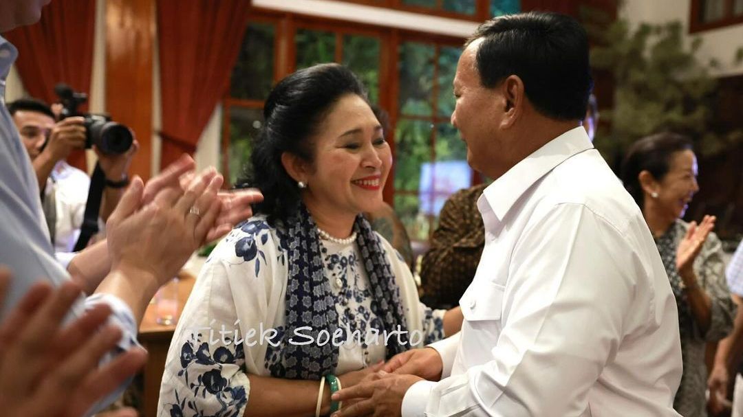 Potret Titiek Soeharto Jenguk Prabowo Subianto Usai Kaki Dioperasi, Tatapan Matanya Syahdu