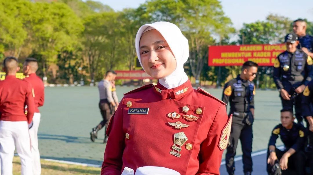 Momen Manis Taruni Cantik Bersandar di Pundak Sang Ayah Letkol TNI Usai Diwisuda Akpol, Diberi Pesan Mendalam