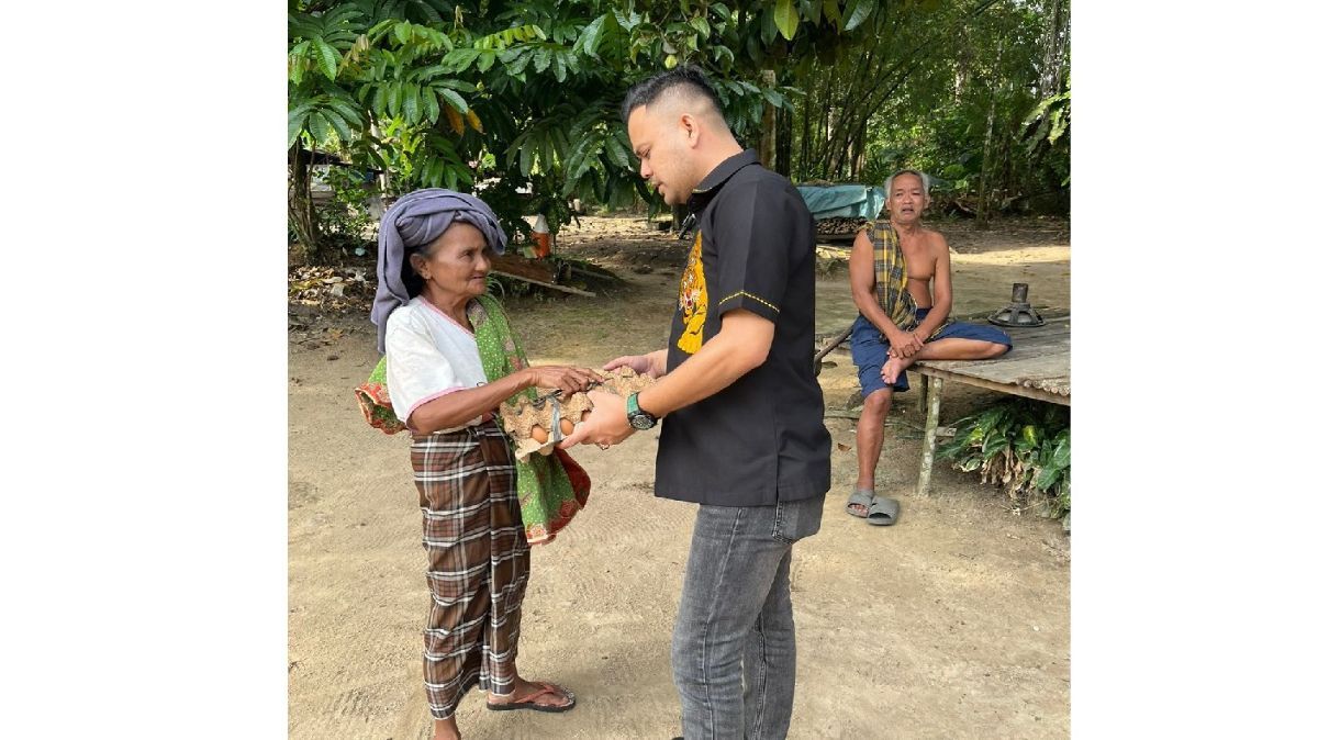 Dukung Program Prabowo, Bakal Calon Bupati Kampar Ini Blusukan Bagikan Makanan Gratis