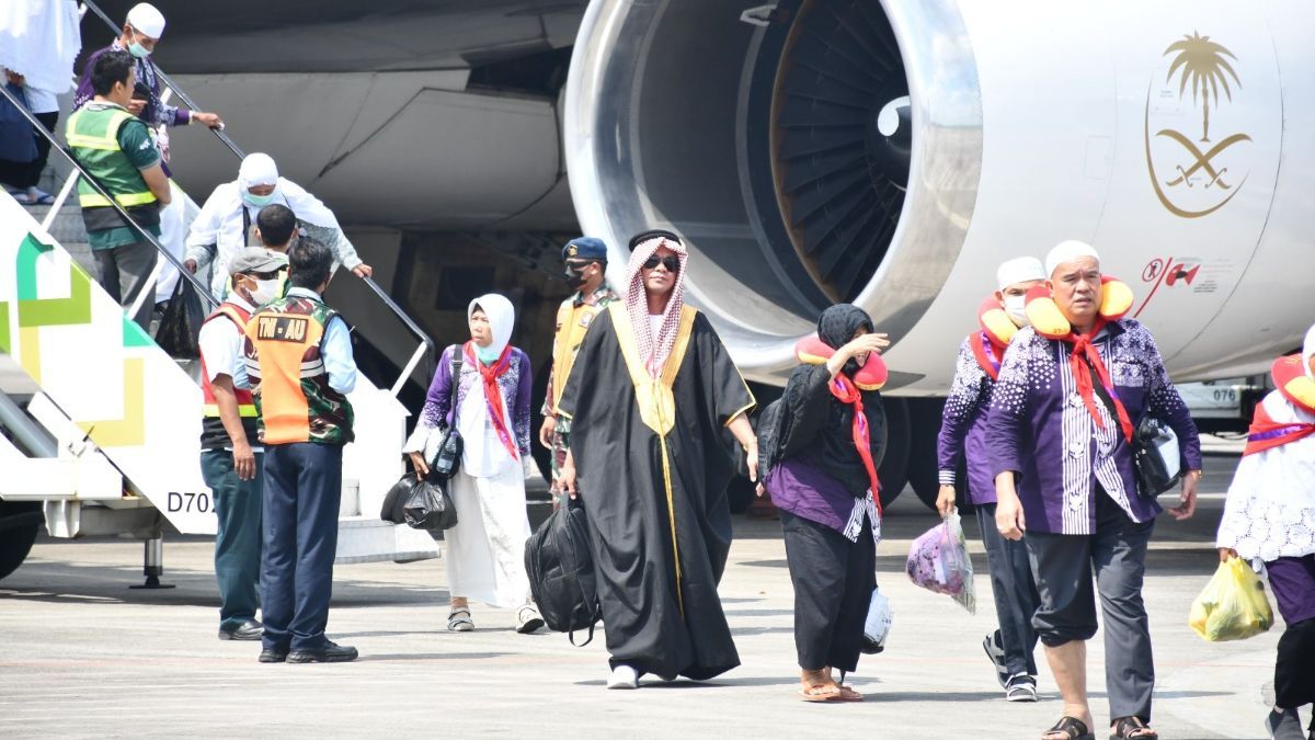 Potret Jemaah Haji Saat Tiba di Bandara Palembang, Berpakaian Nyentrik ala Orang Arab