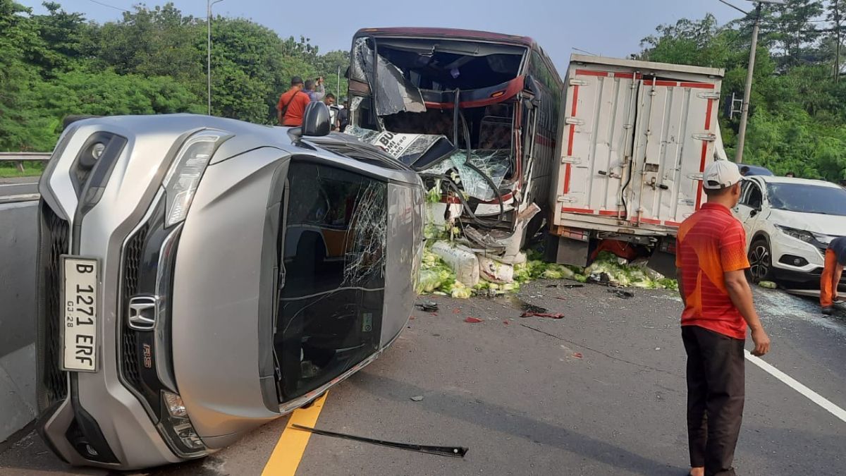 Bus Primajasa Tabrak 8 Kendaraan di Tikungan dan Turunan Tol Cipularang Arah Jakarta