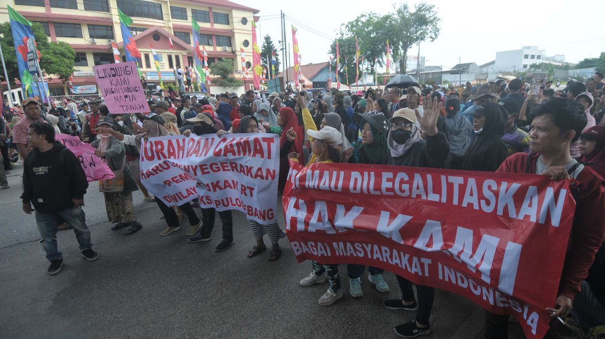 FOTO: Tuntut Pembentukan RT dan RW, Warga Kampung Sawah Geruduk Kantor Camat Cakung