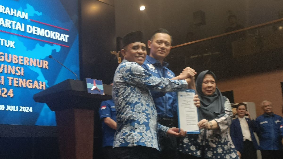 Pilkada Sulteng, AHY Serahkan Surat Rekomendasi ke Pasangan Anwar Hafid-Reny Lamadjido