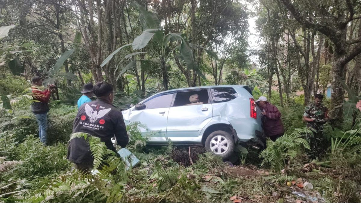 Minibus Ditumpangi Satu Keluarga Terjun ke Jurang, Satu Meninggal Dunia dan 10 Orang Terluka