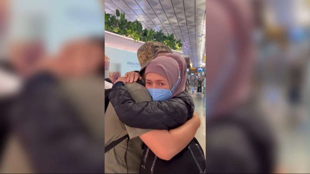 Bikin Haru, ini Momen Melly Goeslaw dan Anto Hoed saat Mengantar Putranya ke Bandara yang Akan Kuliah di Australia