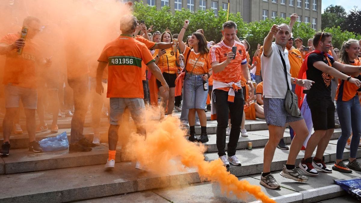 FOTO: Aksi Suporter Belanda Bikin Kota Dortmund Berwarna Oranye Jelang Semifinal Euro 2024 Melawan Inggris