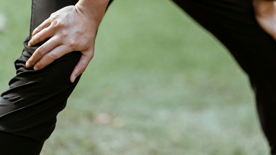 Bisa Dialami Juga oleh Anak Muda, Kenali Keluhan Lutut yang Kerap Menyerang