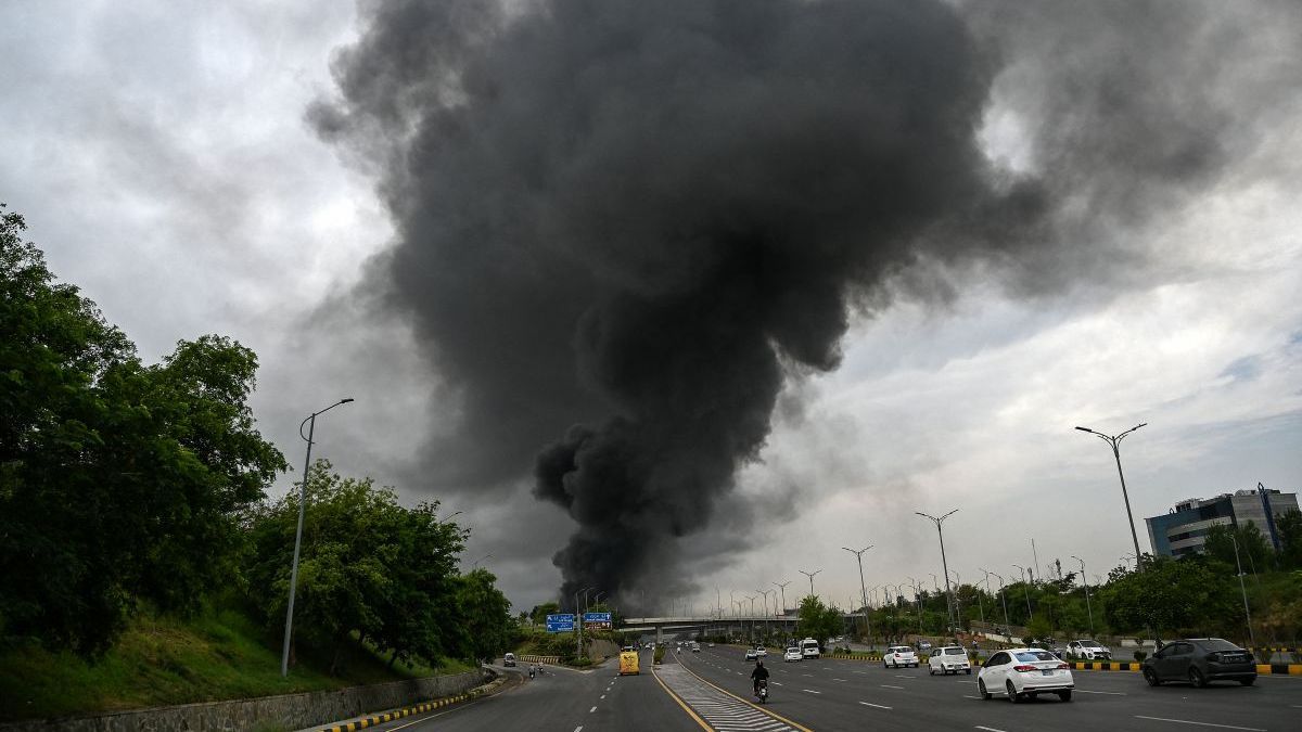 FOTO: Kebakaran Dahsyat Hanguskan Pasar Mingguan di Pakistan, Lebih dari 100 Toko Terbakar