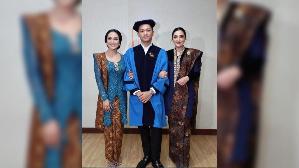 Bikin Terharu! 8 Momen Kris Dayanti Sampai Menitikan Air Mata saat Acara Wisuda Azriel, Kompak Hadir Bersama Anang Hermansyah