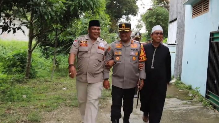 ⁠Lucu Terus, Aksi Mengejutkan Kapolres Serang  Bikin Ustad Kaget & Emak-Emak Tertawa Ngakak