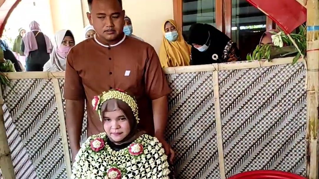 Uniknya Tradisi Memitu di Indramayu, Ketika Ibu Hamil Dipakaikan Kembang dan Dimandikan Air Doa