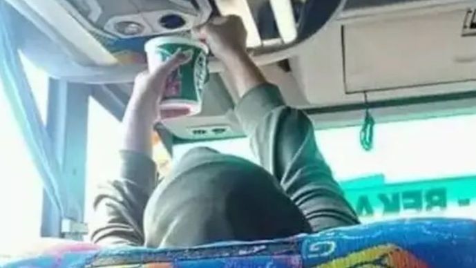 10 Potret Tingkah Absurd Penumpang Bus, Suka-suka dan Seenak Jidat Sendiri