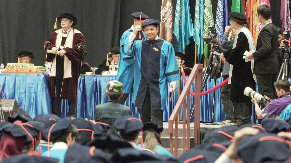 7 Momen Bahagia Tommy Kurniawan saat Jalani Wisuda S1, Kini Resmi Sandang Gelar Sarjana Komputer