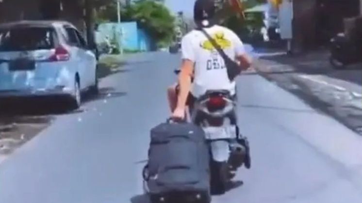 9 Potret Kelakuan Menyebalkan Bule saat Motoran di Bali, Cuek dengan Aturan yang Ada