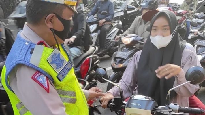 10 Potret Pelanggaran Lalu Lintas yang Bikin Polisi Tepuk Jidat, Harus Diberi Tilang Tak Cuma Teguran