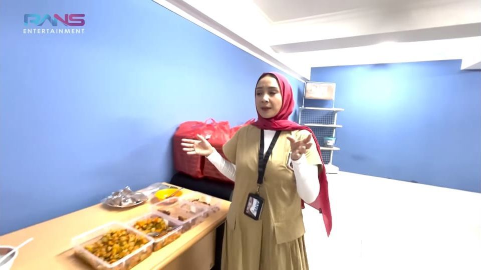 Potret Nagita Slavina Sidak Kantor Baru, Keliling Sampai ke Pantry dan Santai Bercanda Bareng Karyawan